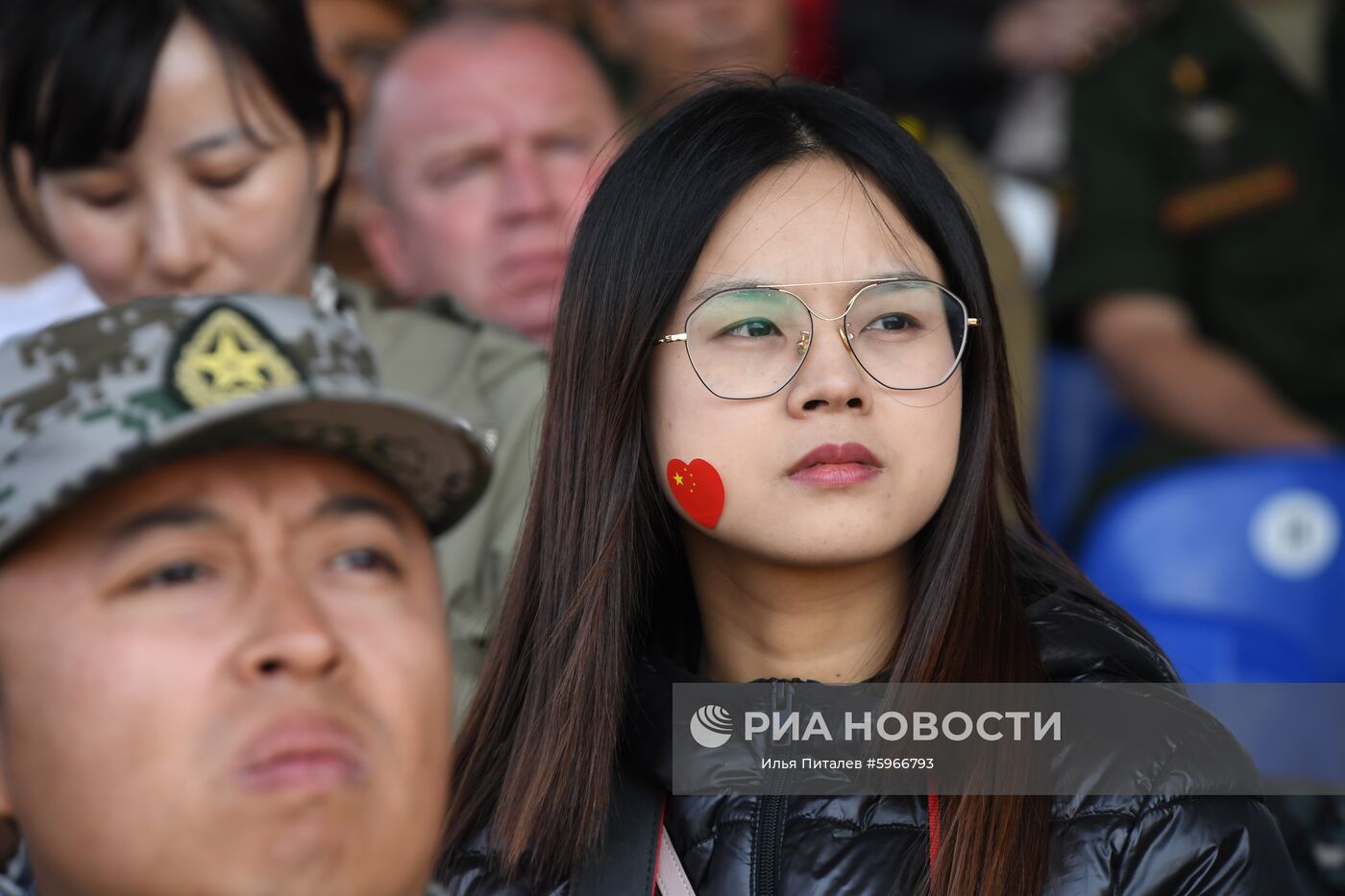 Девушка на трибуне во время проведения V Армейских международных игр-2019 в парке "Патриот". Место: Россия, Московская область. Автор: Илья Питалев/РИА Новости. Открытие V Армейских международных игр-2019