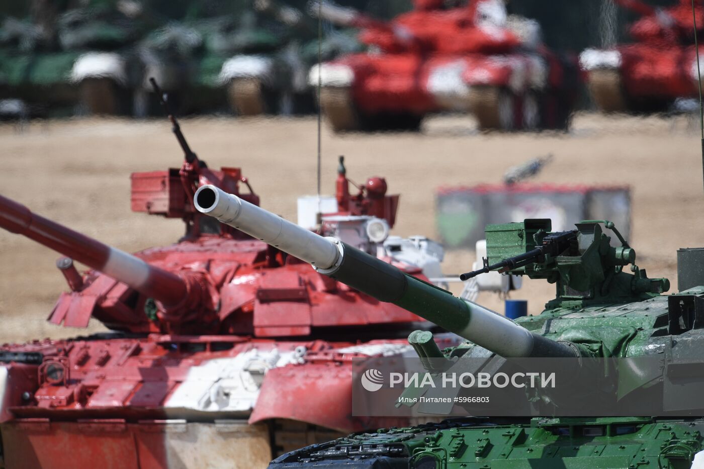 Танки Т-80 команд армии России во время "Индивидуальной гонки" женских экипажей в "Танковом биатлоне" на V Армейских международных играх-2019 в парке "Патриот". Место: Россия, Московская область. Автор: Илья Питалев/РИА Новости. Открытие V Армейских международных игр-2019