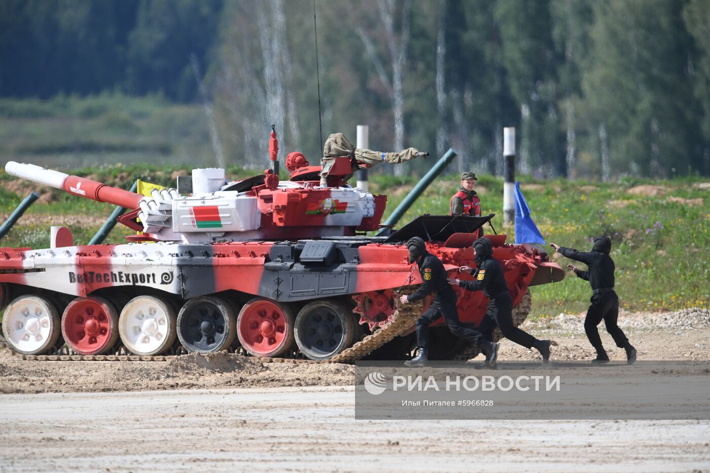 Экипаж танка Т-72Б3 команды армии Белоруссии на старте соревнований "Танкового биатлона" на V Армейских международных играх-2019 в парке "Патриот". Место: Россия, Московская область. Автор: Илья Питалев/РИА Новости. Открытие V Армейских международных игр-2019