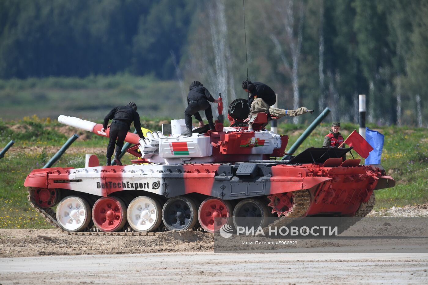 Экипаж танка Т-72Б3 команды армии Белоруссии на старте соревнований "Танкового биатлона" на V Армейских международных играх-2019 в парке "Патриот". Место: Россия, Московская область. Автор: Илья Питалев/РИА Новости. Открытие V Армейских международных игр-2019