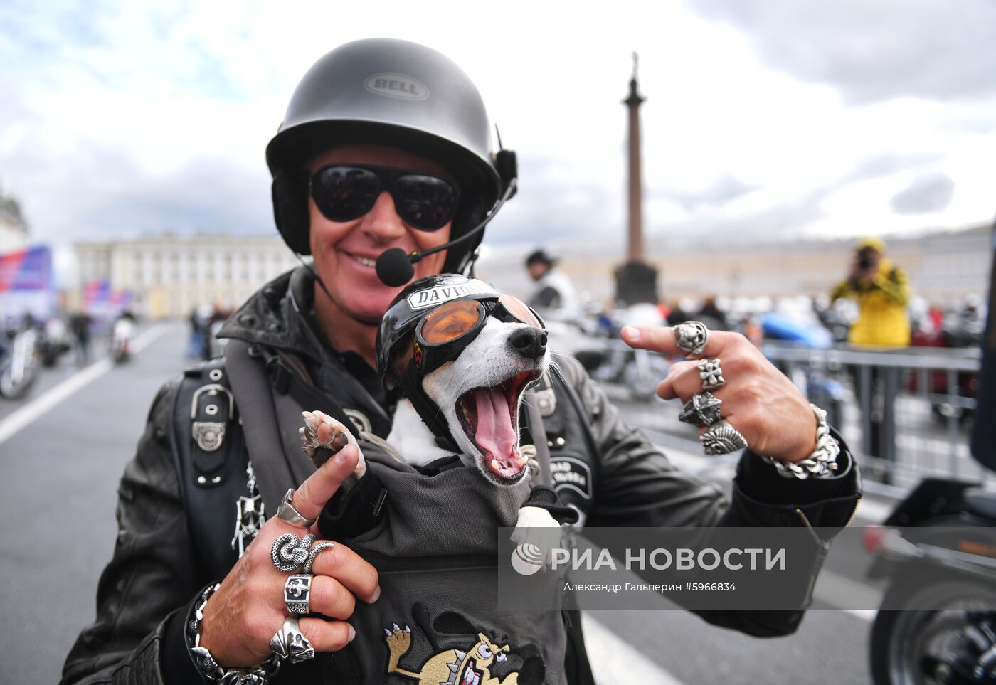 Участники мотопарада в рамках мотофестиваля St.Petersburg Harley Days, проходящего от Дворцовой площади по центральным улицам Санкт-Петербурга до площади Островского. Место: Россия, Санкт-Петербург. Автор: Александр Гальперин/РИА Новости. Мотофестиваль St.Petersburg Harley Days