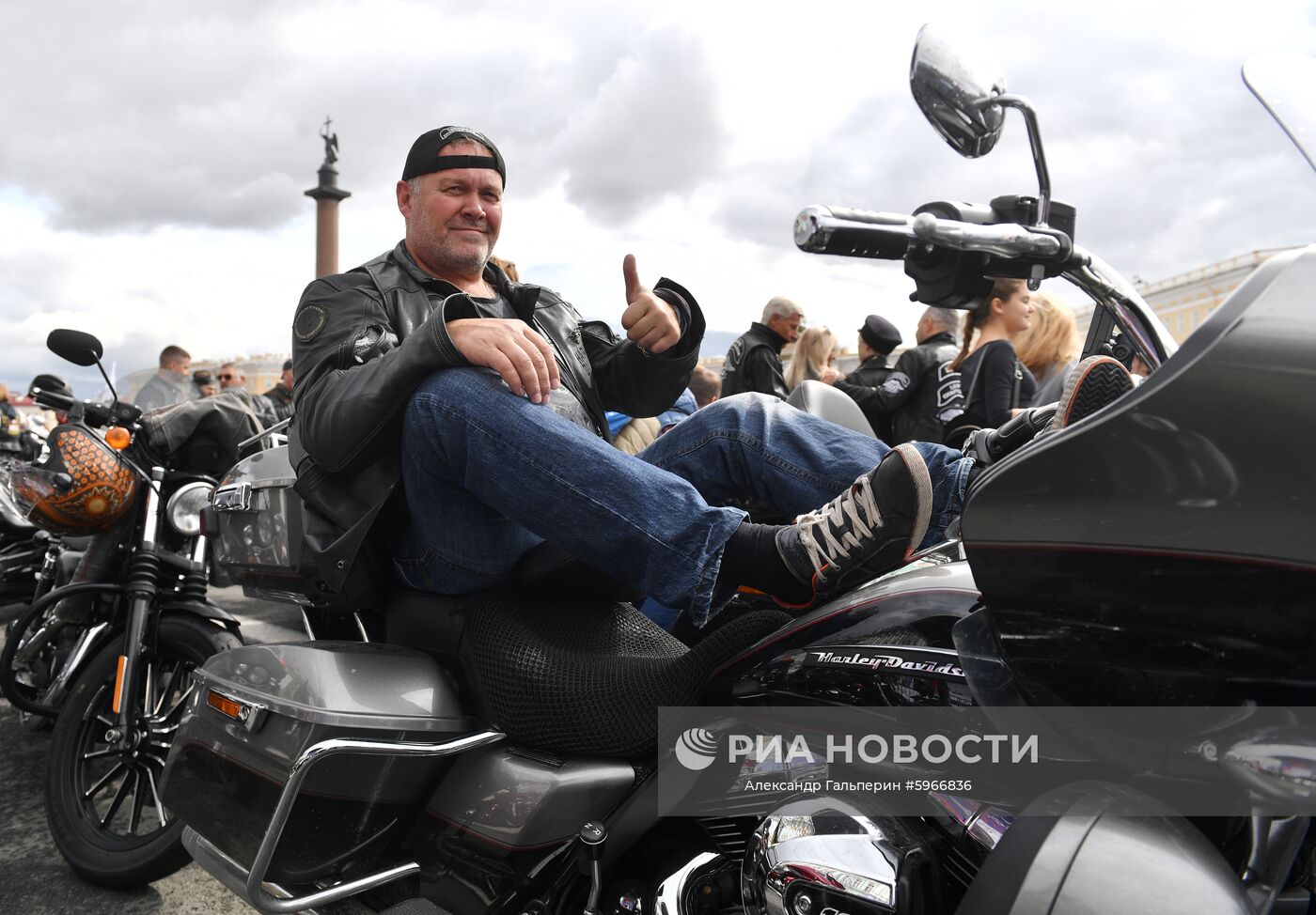 Участник мотопарада в рамках мотофестиваля St.Petersburg Harley Days, проходящего от Дворцовой площади по центральным улицам Санкт-Петербурга до площади Островского. Место: Россия, Санкт-Петербург. Автор: Александр Гальперин/РИА Новости. Мотофестиваль St.Petersburg Harley Days