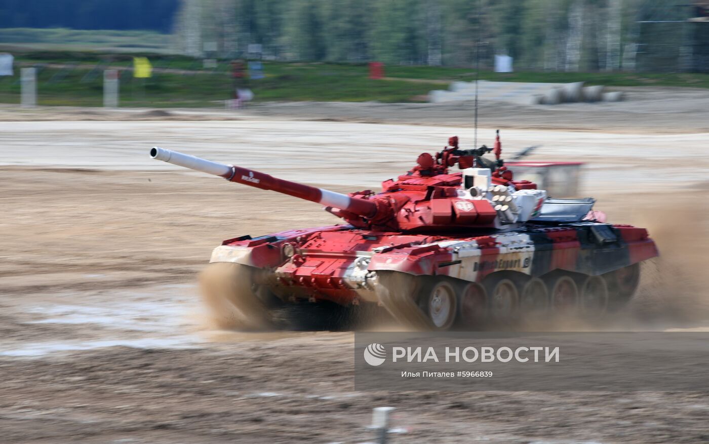 Танк Т-72Б3 команды армии Белоруссии на дистанции соревнований "Танкового биатлона" V Армейских международных игр-2019 в парке "Патриот". Место: Россия, Московская область. Автор: Илья Питалев/РИА Новости. Открытие V Армейских международных игр-2019