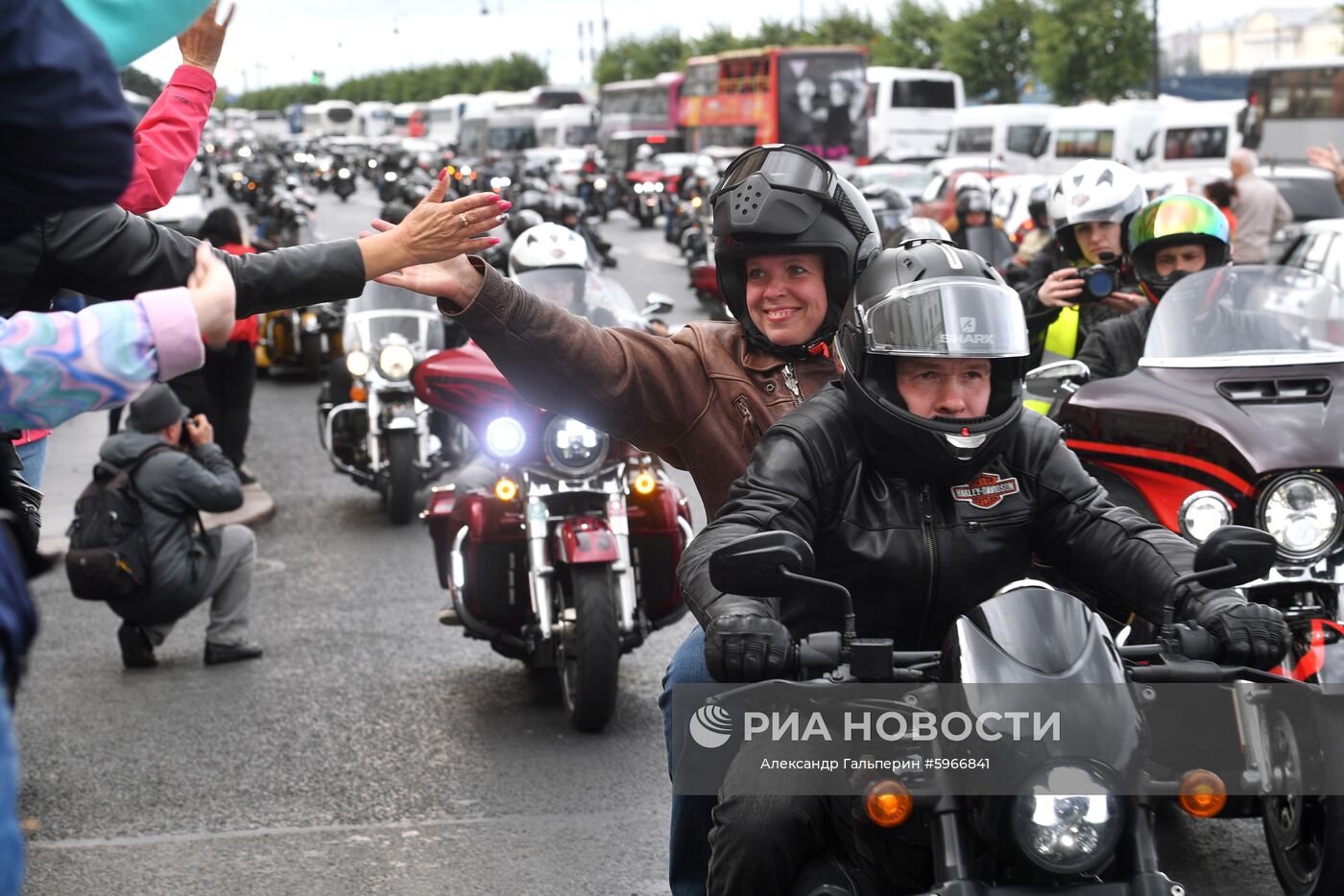 Участники мотопарада в рамках мотофестиваля St.Petersburg Harley Days, проходящего от Дворцовой площади по центральным улицам Санкт-Петербурга до площади Островского. Место: Россия, Санкт-Петербург. Автор: Александр Гальперин/РИА Новости. Мотофестиваль St.Petersburg Harley Days
