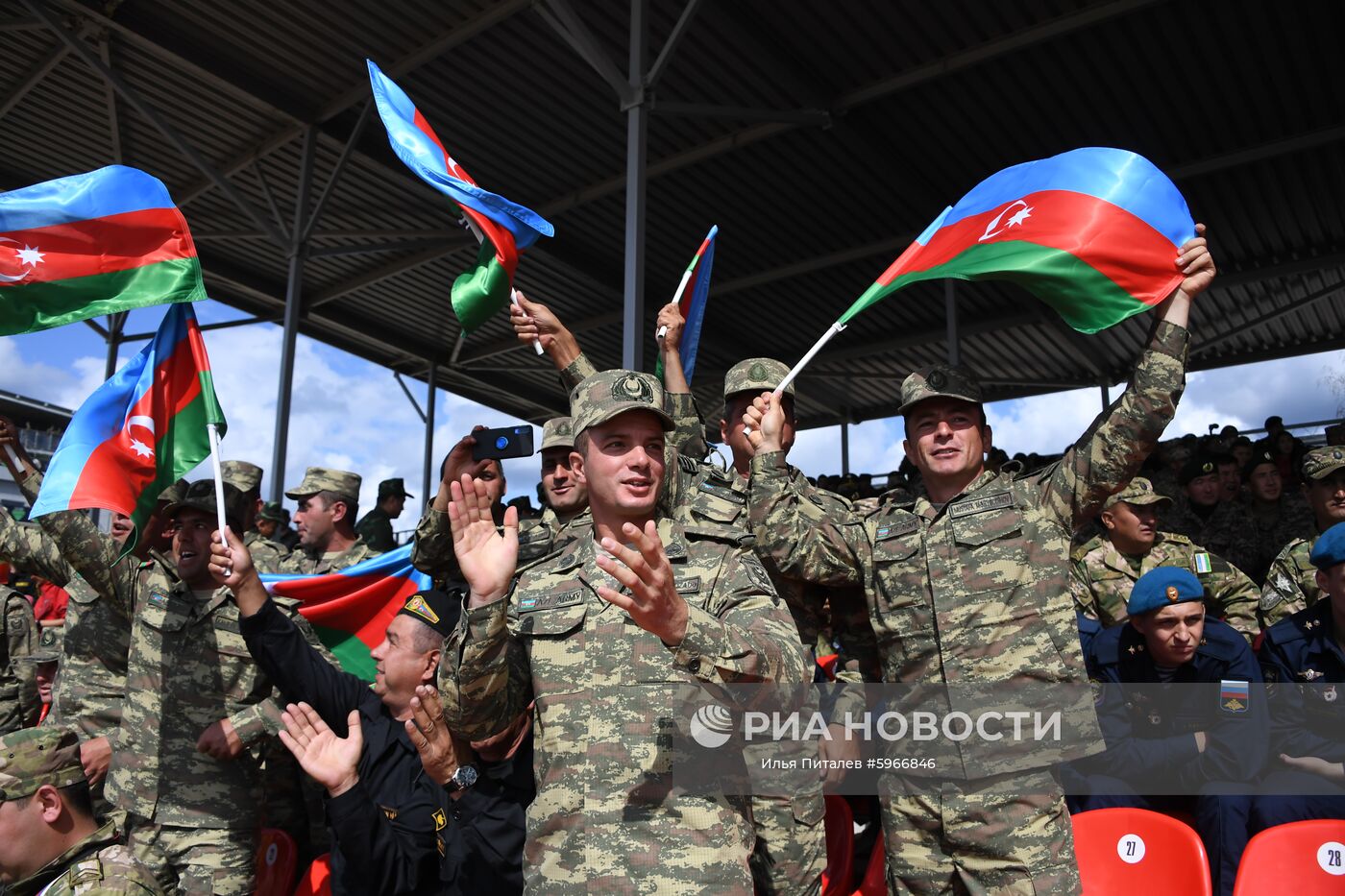 Военнослужащие команды армии Азербайджана во время соревнований "Танкового биатлона" на V Армейских международных играх-2019 в парке "Патриот". Место: Россия, Московская область. Автор: Илья Питалев/РИА Новости. Открытие V Армейских международных игр-2019