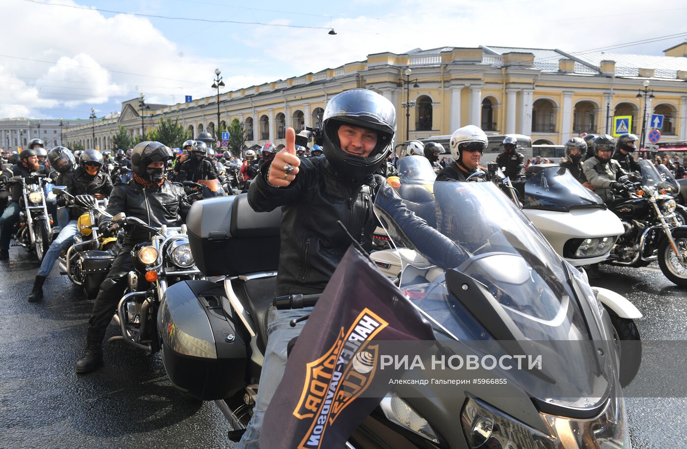 Участники мотопарада в рамках мотофестиваля St.Petersburg Harley Days, проходящего от Дворцовой площади по центральным улицам Санкт-Петербурга до площади Островского. Место: Россия, Санкт-Петербург. Автор: Александр Гальперин/РИА Новости. Мотофестиваль St.Petersburg Harley Days