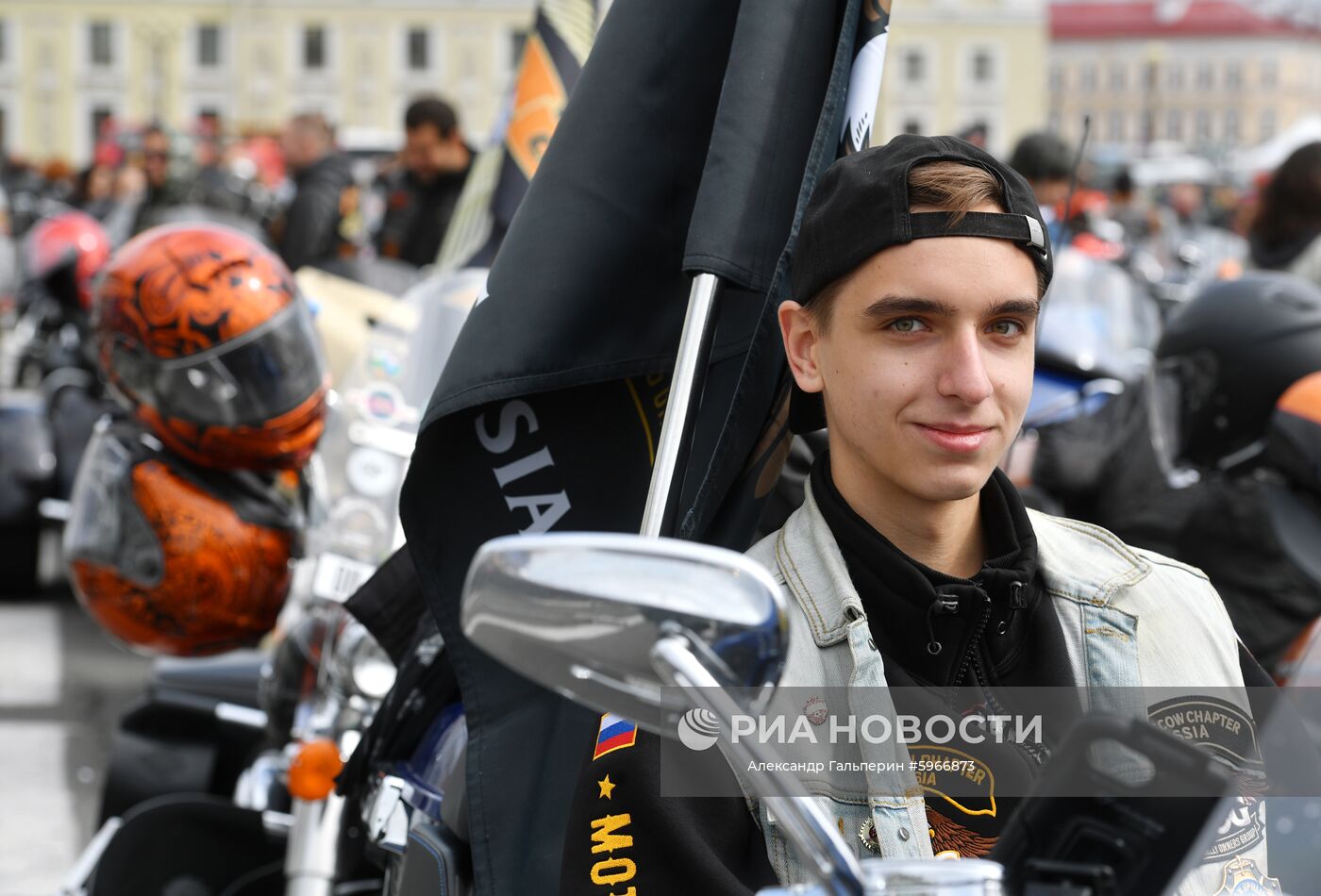 Участник мотопарада в рамках мотофестиваля St.Petersburg Harley Days, проходящего от Дворцовой площади по центральным улицам Санкт-Петербурга до площади Островского. Место: Россия, Санкт-Петербург. Автор: Александр Гальперин/РИА Новости. Мотофестиваль St.Petersburg Harley Days