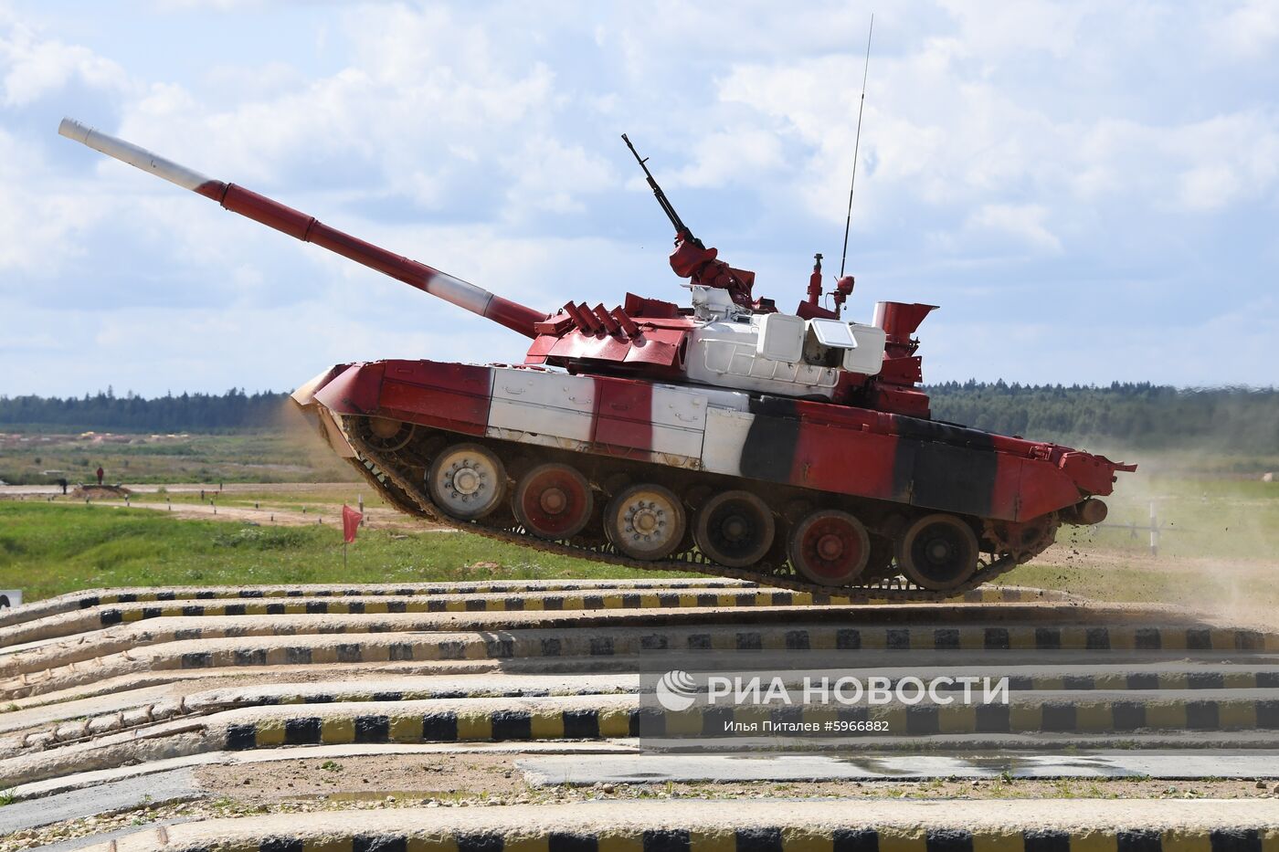 Танк Т-80 команды армии России преодолевает преграду в "Индивидуальной гонке" среди женских экипажей в "Танковом биатлоне" на V Армейских международных играх-2019 в парке "Патриот". Место: Россия, Московская область. Автор: Илья Питалев/РИА Новости. Открытие V Армейских международных игр-2019
