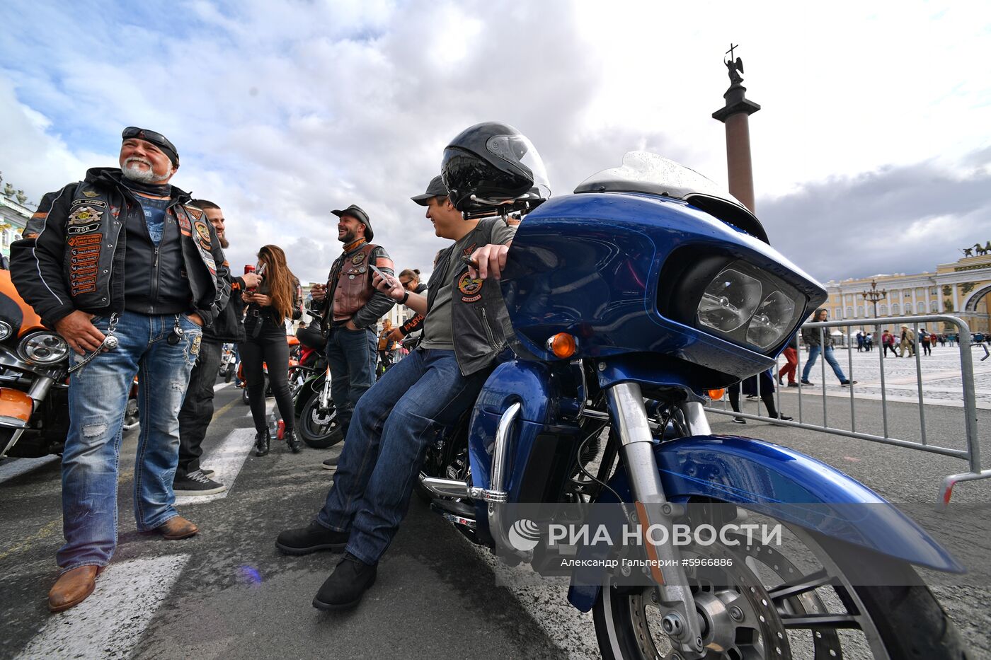 Участники мотопарада в рамках мотофестиваля St.Petersburg Harley Days, проходящего от Дворцовой площади по центральным улицам Санкт-Петербурга до площади Островского. Место: Россия, Санкт-Петербург. Автор: Александр Гальперин/РИА Новости. Мотофестиваль St.Petersburg Harley Days