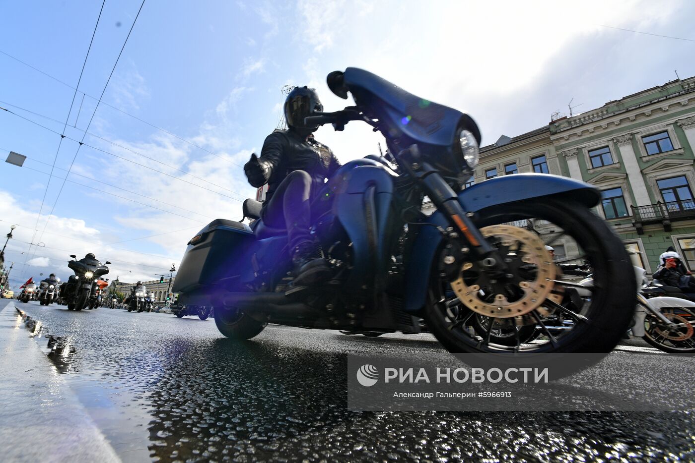 Участники мотопарада в рамках мотофестиваля St.Petersburg Harley Days, проходящего от Дворцовой площади по центральным улицам Санкт-Петербурга до площади Островского. Место: Россия, Санкт-Петербург. Автор: Александр Гальперин/РИА Новости. Мотофестиваль St.Petersburg Harley Days