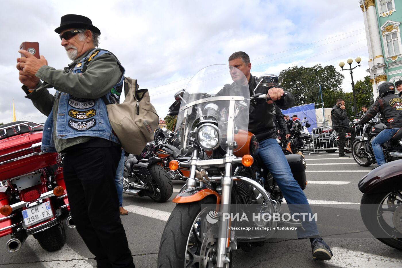 Участники мотопарада в рамках мотофестиваля St.Petersburg Harley Days, проходящего от Дворцовой площади по центральным улицам Санкт-Петербурга до площади Островского. Место: Россия, Санкт-Петербург. Автор: Александр Гальперин/РИА Новости. Мотофестиваль St.Petersburg Harley Days
