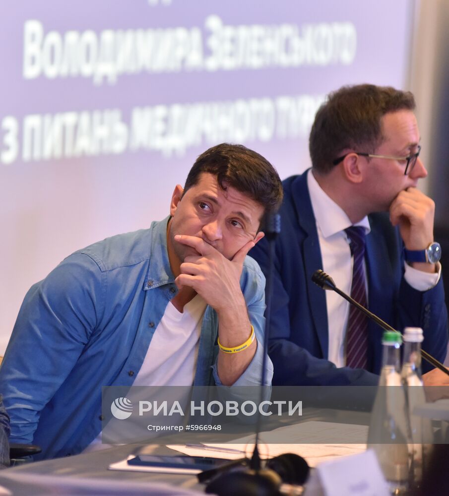 Президент Украины В. Зеленский посетил школу депутатов партии "Слуга народа"