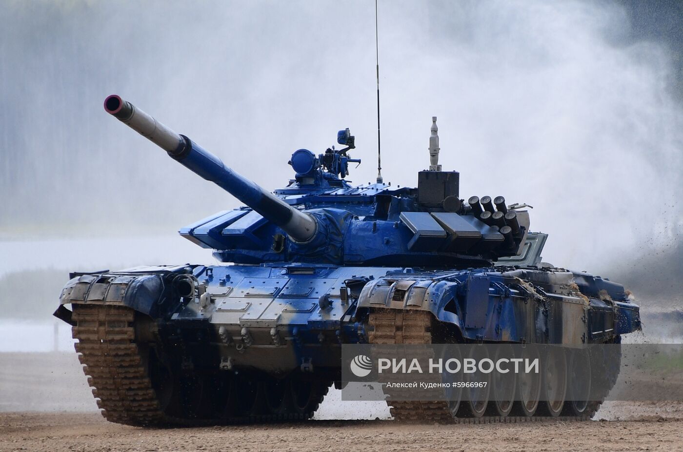Танк Т-72Б3 команды армии Азербайджана учавствует в конкурсе «Танковый биатлон» Армейских международных игр "АрМИ-2019" в военно-патриотическом парке культуры и отдыха Вооруженных сил РФ "Патриот" в Московской области. Место: Россия, Московская область. Автор: Алексей Куденко/РИА Новости. Открытие V Армейских международных игр - 2019