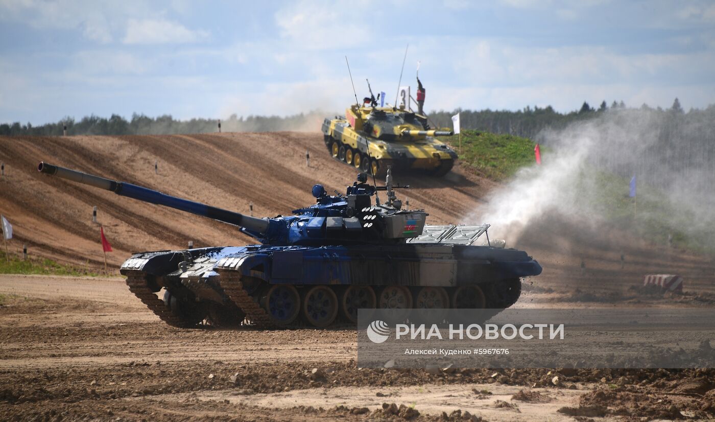 Танк Т-72Б3 команды армии Азербайджана на дистанции соревнований "Танкового биатлона" V Армейских международных игр-2019 в парке "Патриот". Место: Россия, Московская область. Автор: Алексей Куденко/РИА Новости. Открытие V Армейских международных игр - 2019