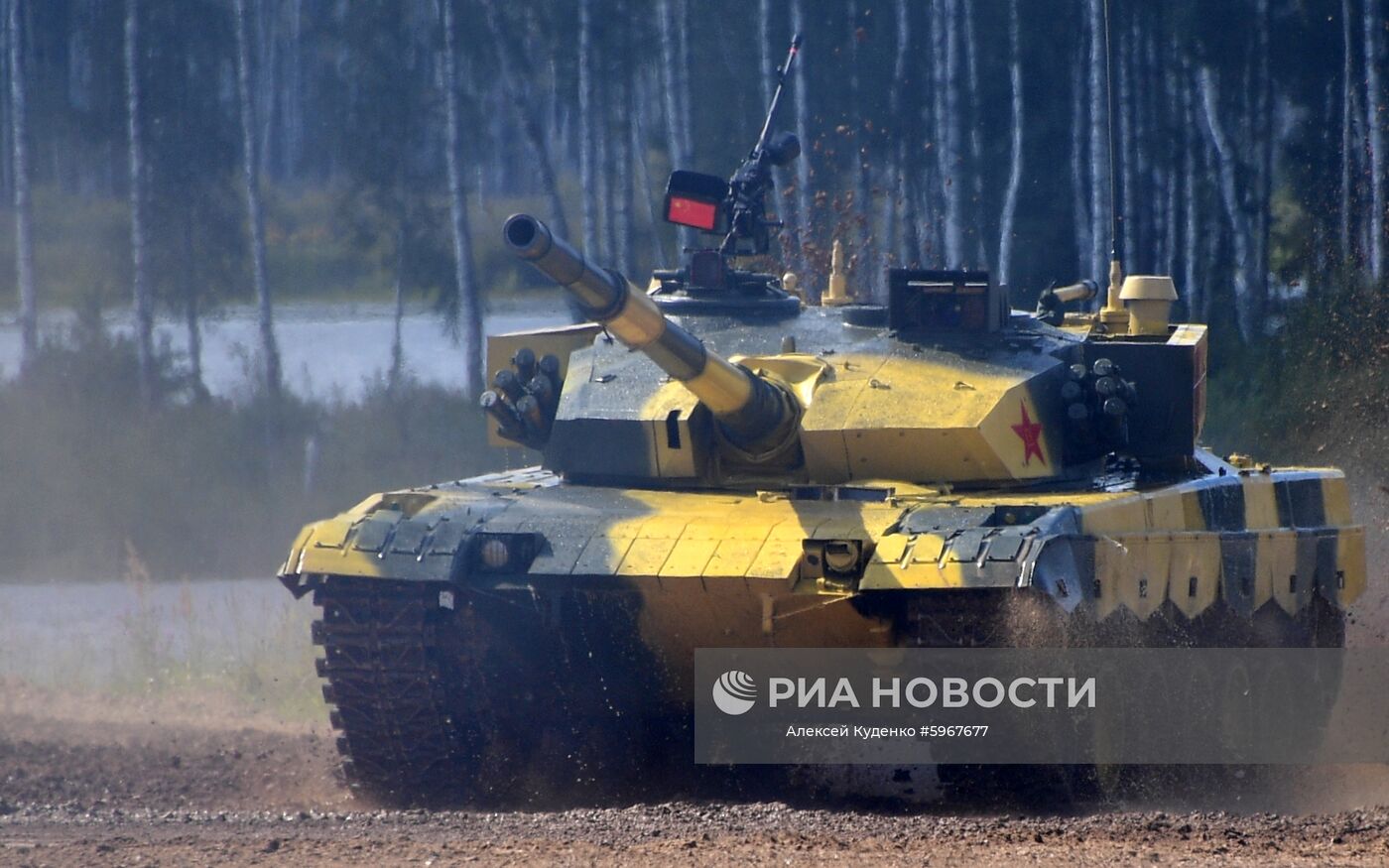 Танк Type 99 (ZTZ-99) команды армии Китая учавствует в конкурсе «Танковый биатлон» Армейских международных игр "АрМИ-2019" в военно-патриотическом парке культуры и отдыха Вооруженных сил РФ "Патриот" в Московской области. Место: Россия, Московская область. Автор: Алексей Куденко/РИА Новости. Открытие V Армейских международных игр - 2019