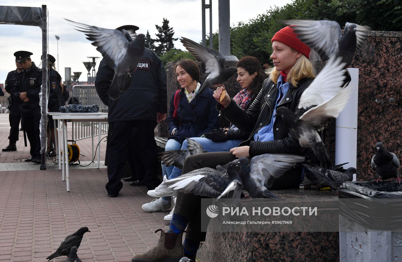 Митинг в поддержку сестер Хачатурян в Санкт-Петербурге