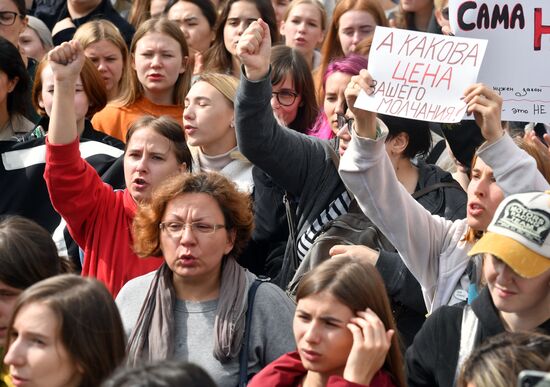 Митинг в поддержку сестер Хачатурян в Санкт-Петербурге