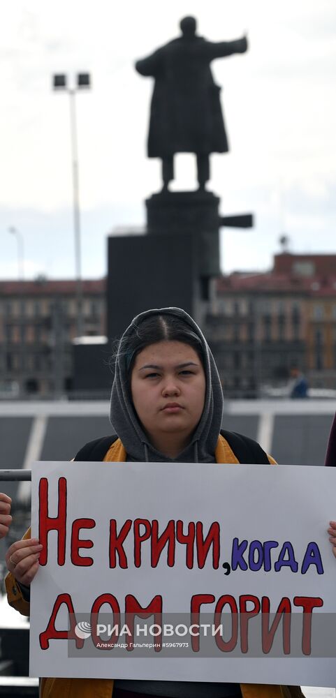 Митинг в поддержку сестер Хачатурян в Санкт-Петербурге