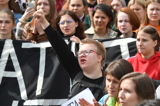 Митинг в поддержку сестер Хачатурян в Санкт-Петербурге