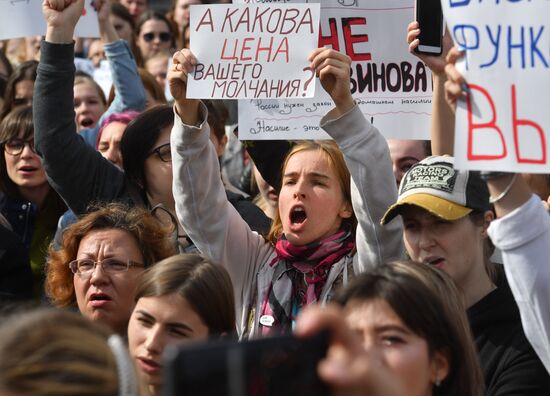 Митинг в поддержку сестер Хачатурян в Санкт-Петербурге