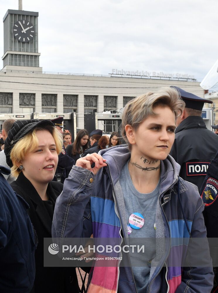 Митинг в поддержку сестер Хачатурян в Санкт-Петербурге
