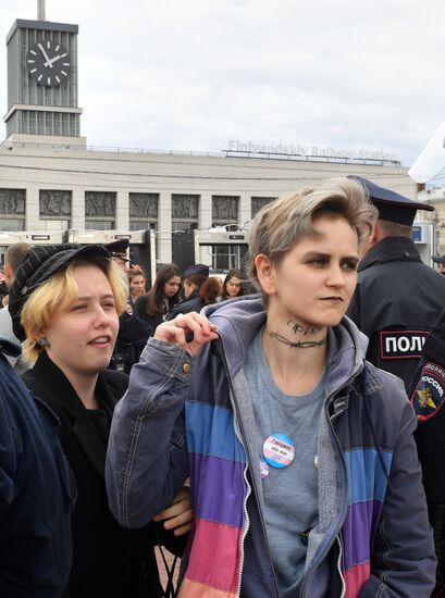 Митинг в поддержку сестер Хачатурян в Санкт-Петербурге