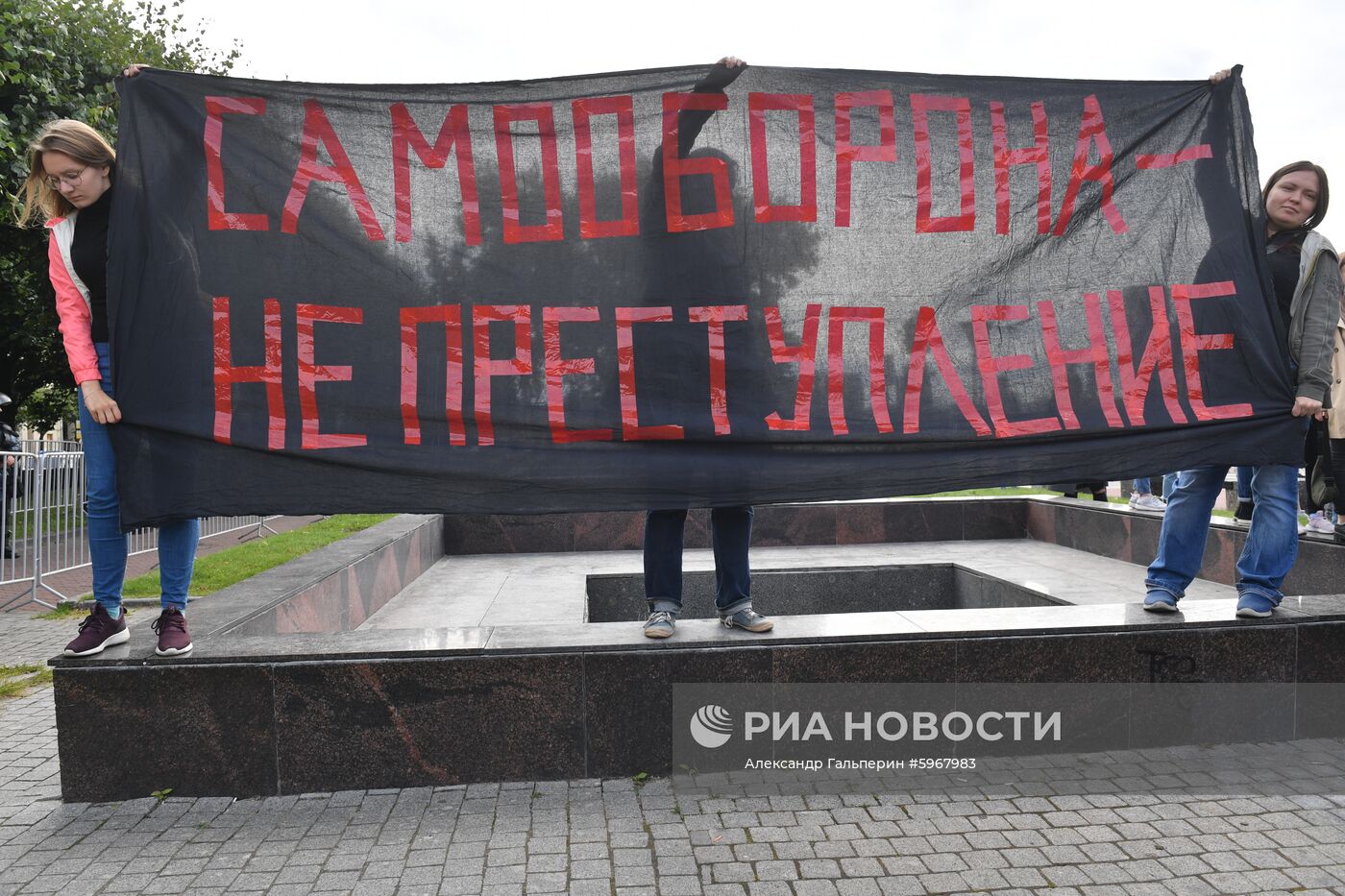 Митинг в поддержку сестер Хачатурян в Санкт-Петербурге
