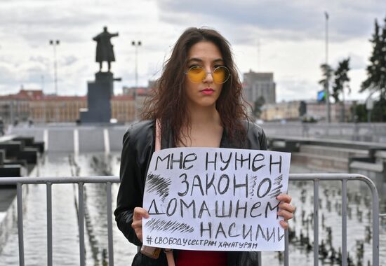 Митинг в поддержку сестер Хачатурян в Санкт-Петербурге