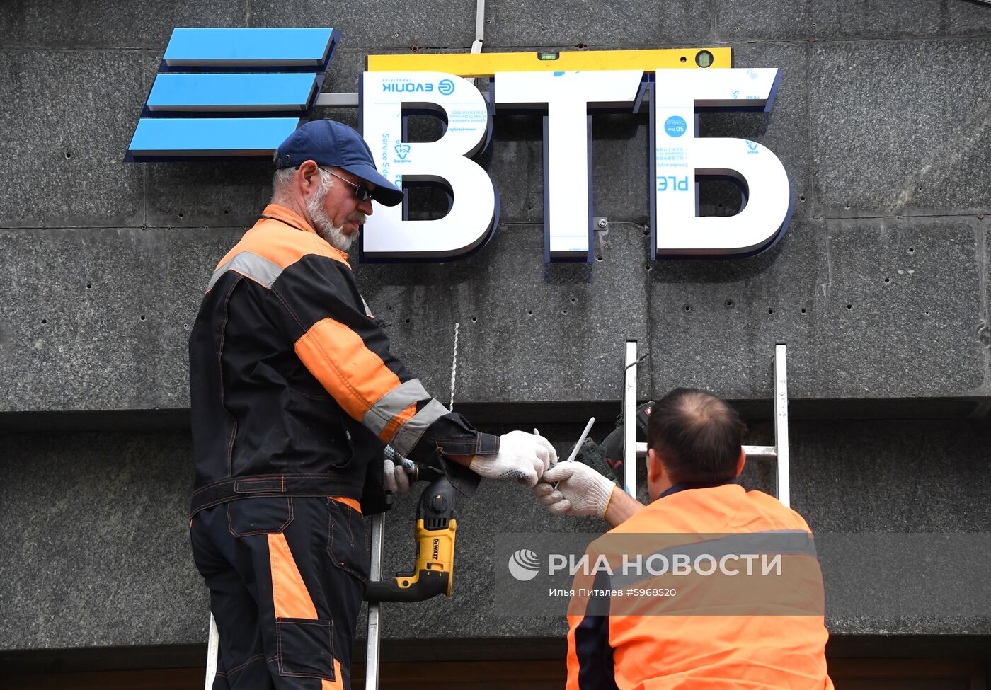 Установка эмблемы  банка ВТБ на Тверской улице