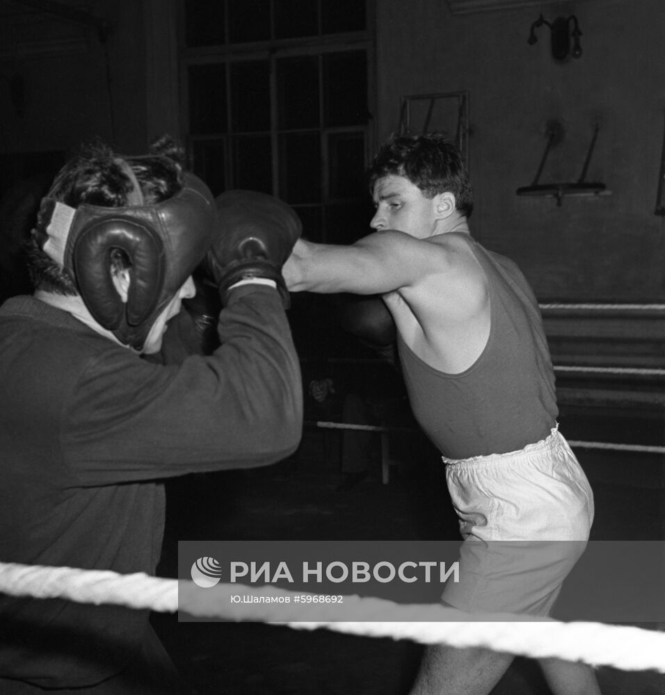 Советский боксер Г. И. Шатков