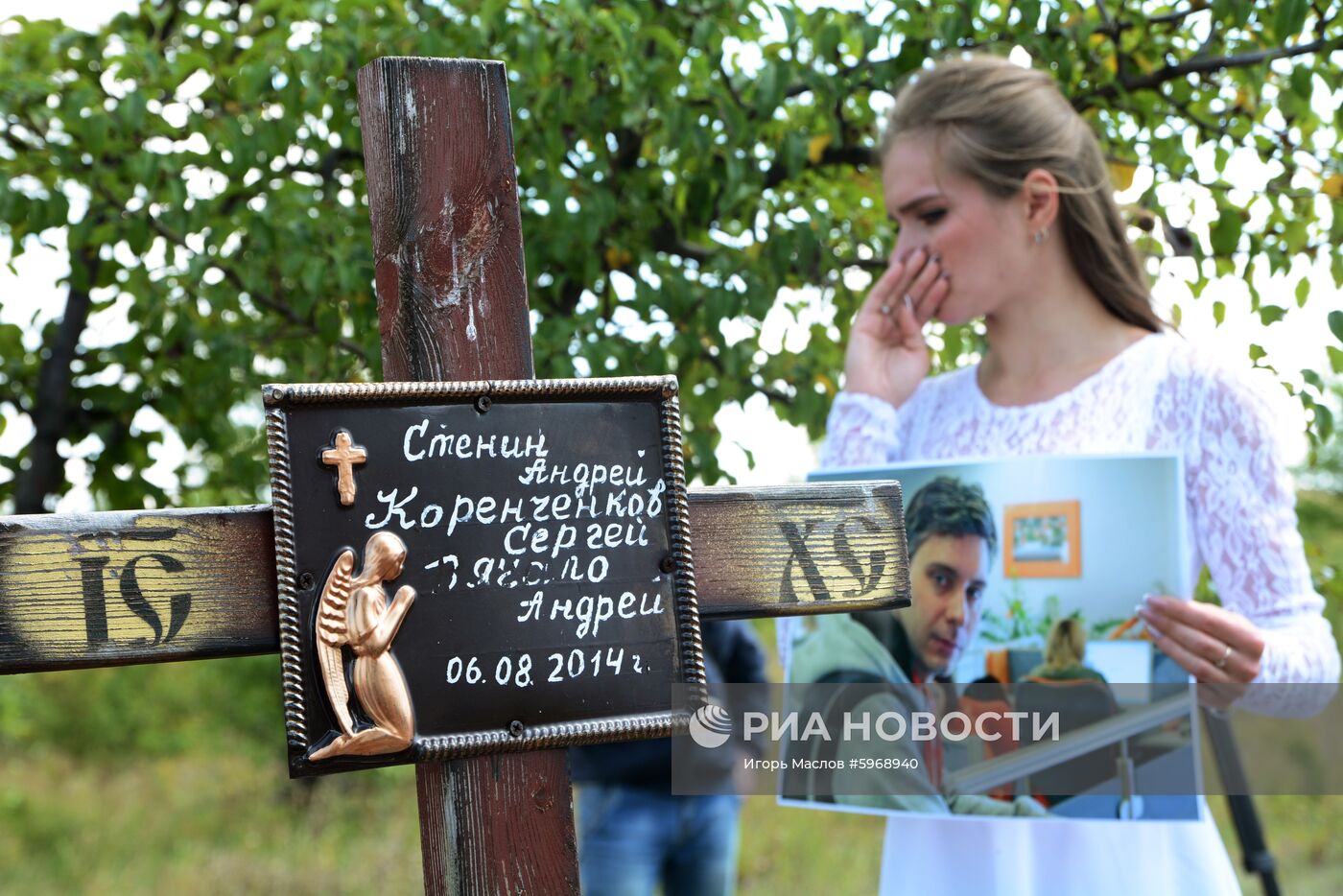 Траурная церемония на месте гибели фотокорреспондента А. Стенина