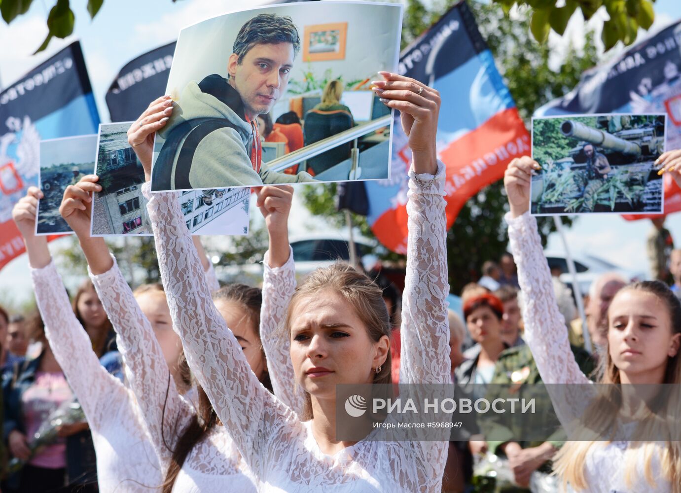 Траурная церемония на месте гибели фотокорреспондента А. Стенина