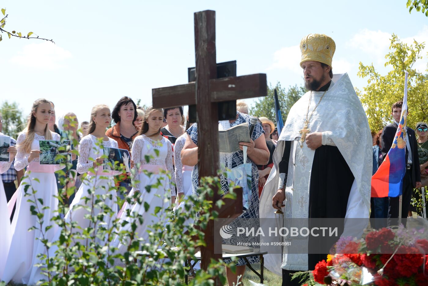 Траурная церемония на месте гибели фотокорреспондента А. Стенина