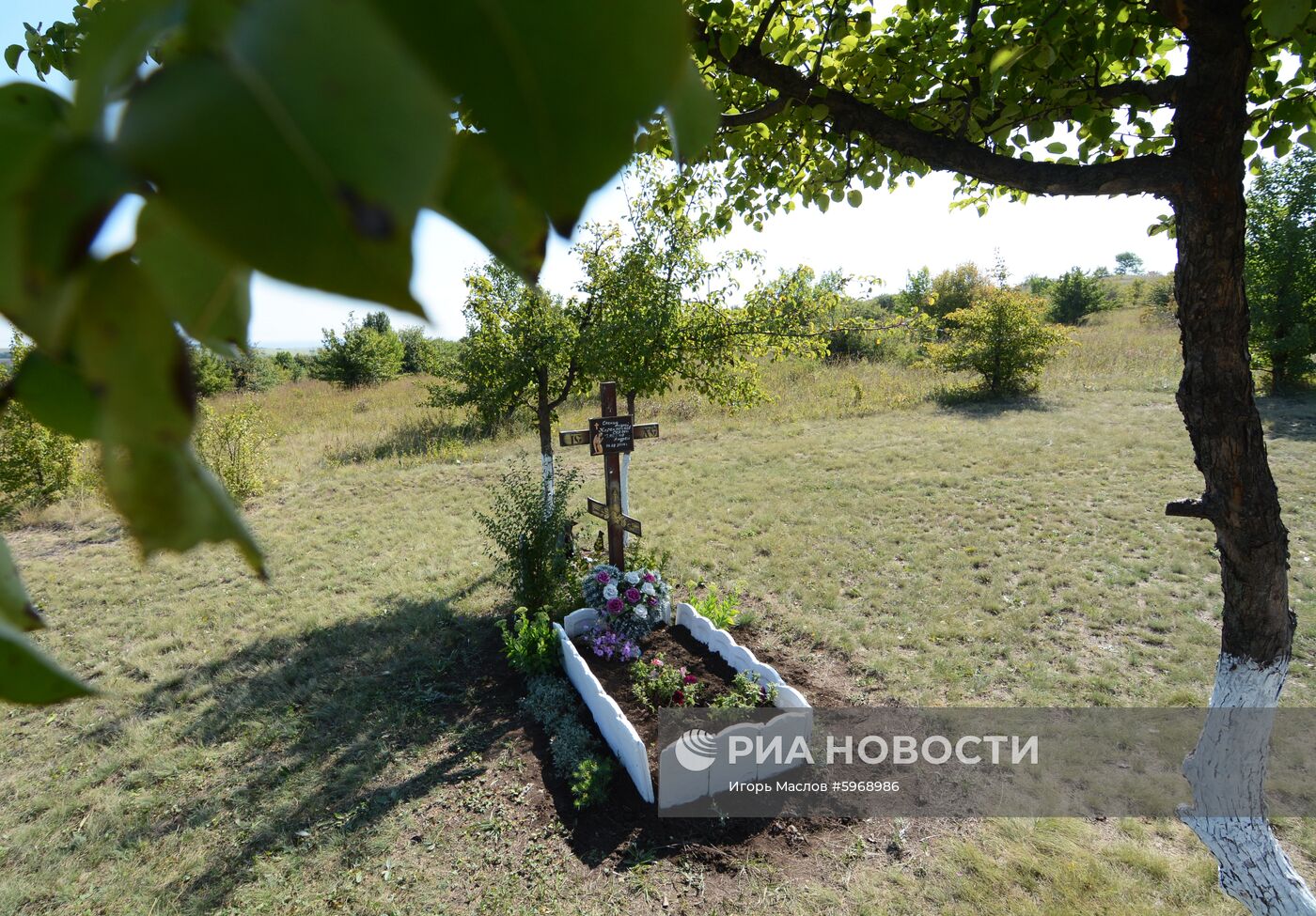 Траурная церемония на месте гибели фотокорреспондента А. Стенина