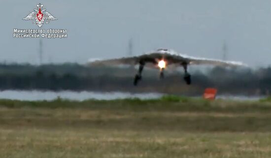 Первый полет новейшего беспилотника "Охотник"