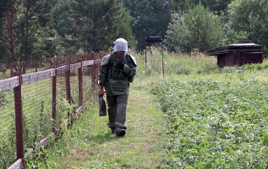 Военные саперы проверили территорию поселка рядом с горевшим складом в Ачинском районе