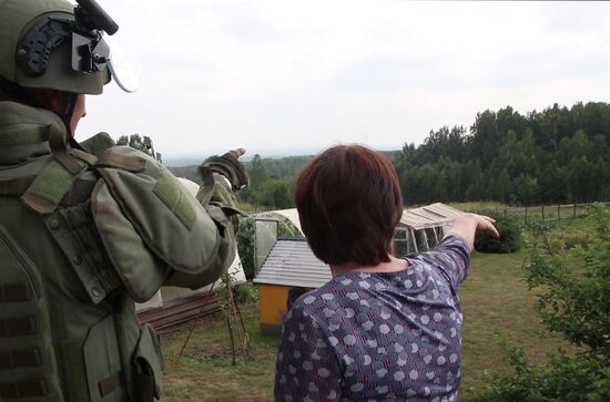 Военные саперы проверили территорию поселка рядом с горевшим складом в Ачинском районе