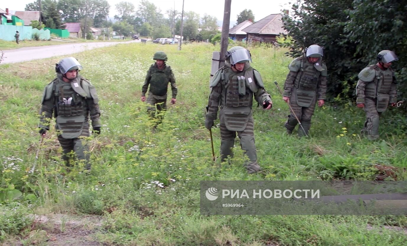 Военные саперы проверили территорию поселка рядом с горевшим складом в Ачинском районе