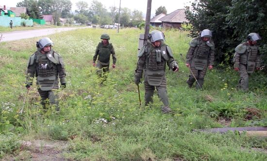 Военные саперы проверили территорию поселка рядом с горевшим складом в Ачинском районе
