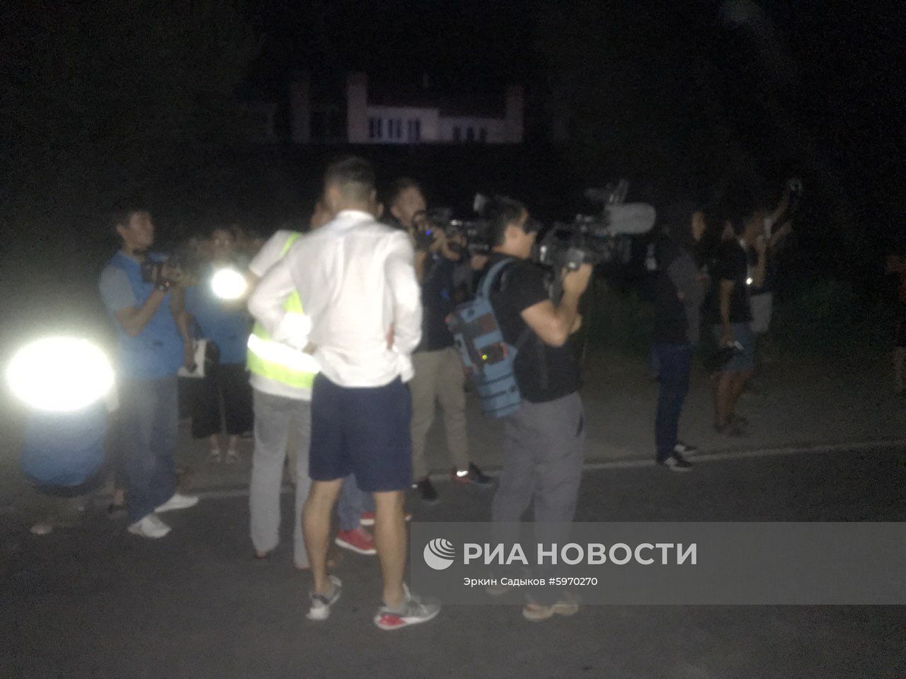 Ситуация около резиденции бывшего президента Киргизии Алмазбека Атамбаева
