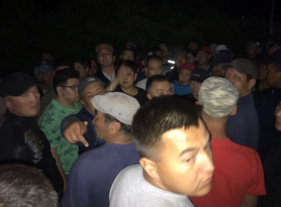 Ситуация около резиденции бывшего президента Киргизии Алмазбека Атамбаева