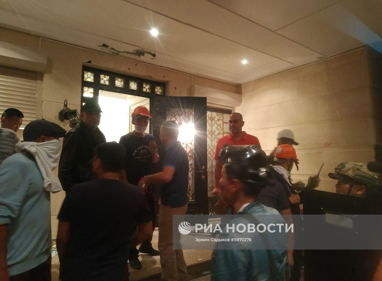 Ситуация около резиденции бывшего президента Киргизии Алмазбека Атамбаева