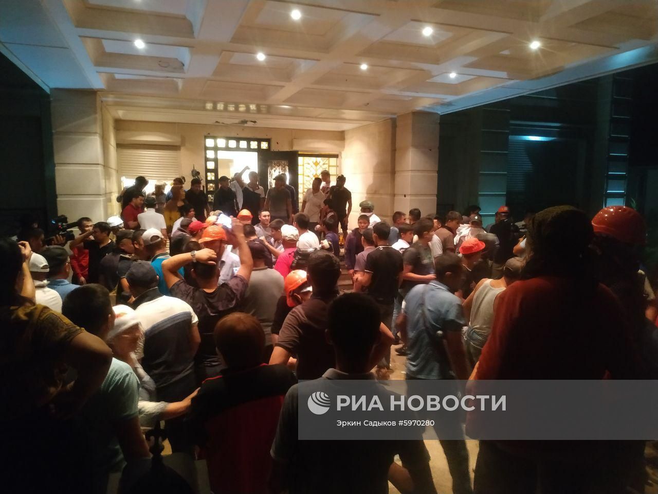 Ситуация около резиденции бывшего президента Киргизии Алмазбека Атамбаева