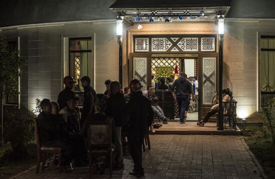 Ситуация около резиденции бывшего президента Киргизии Алмазбека Атамбаева