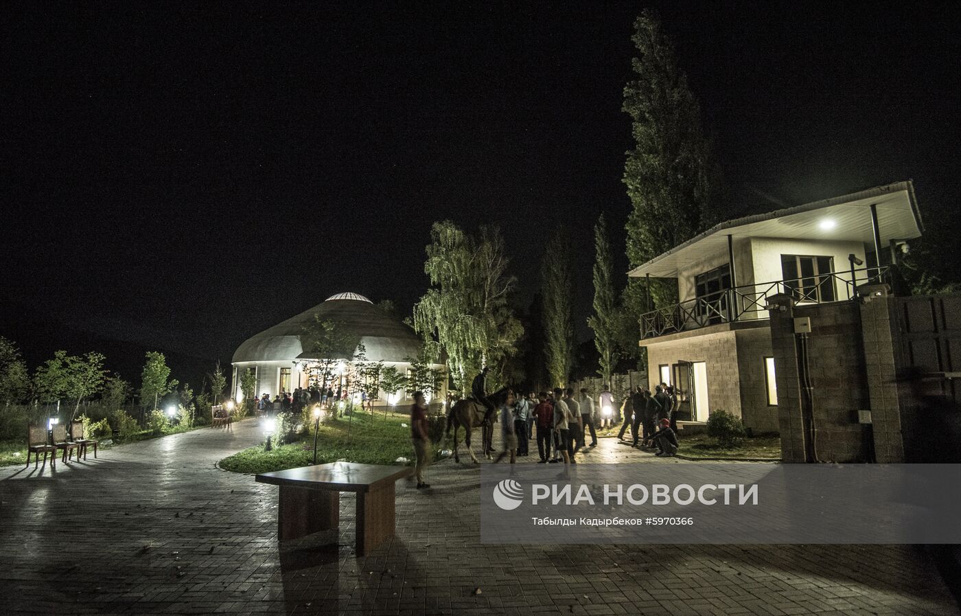 Ситуация около резиденции бывшего президента Киргизии Алмазбека Атамбаева