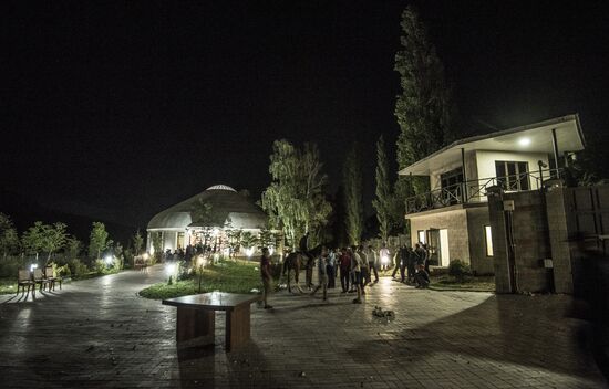 Ситуация около резиденции бывшего президента Киргизии Алмазбека Атамбаева