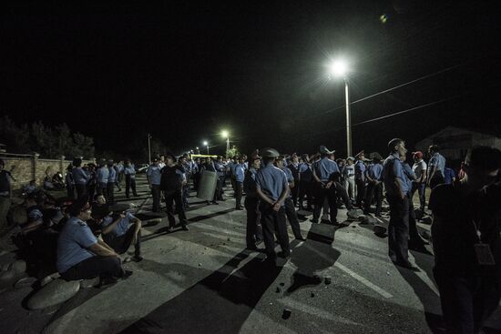 Ситуация около резиденции бывшего президента Киргизии Алмазбека Атамбаева