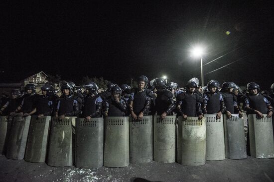 Ситуация около резиденции бывшего президента Киргизии Алмазбека Атамбаева