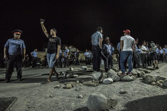 Ситуация около резиденции бывшего президента Киргизии Алмазбека Атамбаева