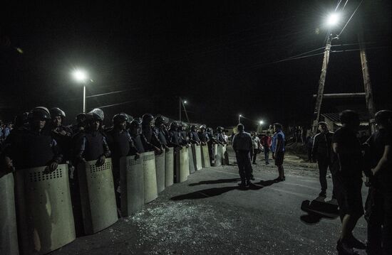 Ситуация около резиденции бывшего президента Киргизии Алмазбека Атамбаева